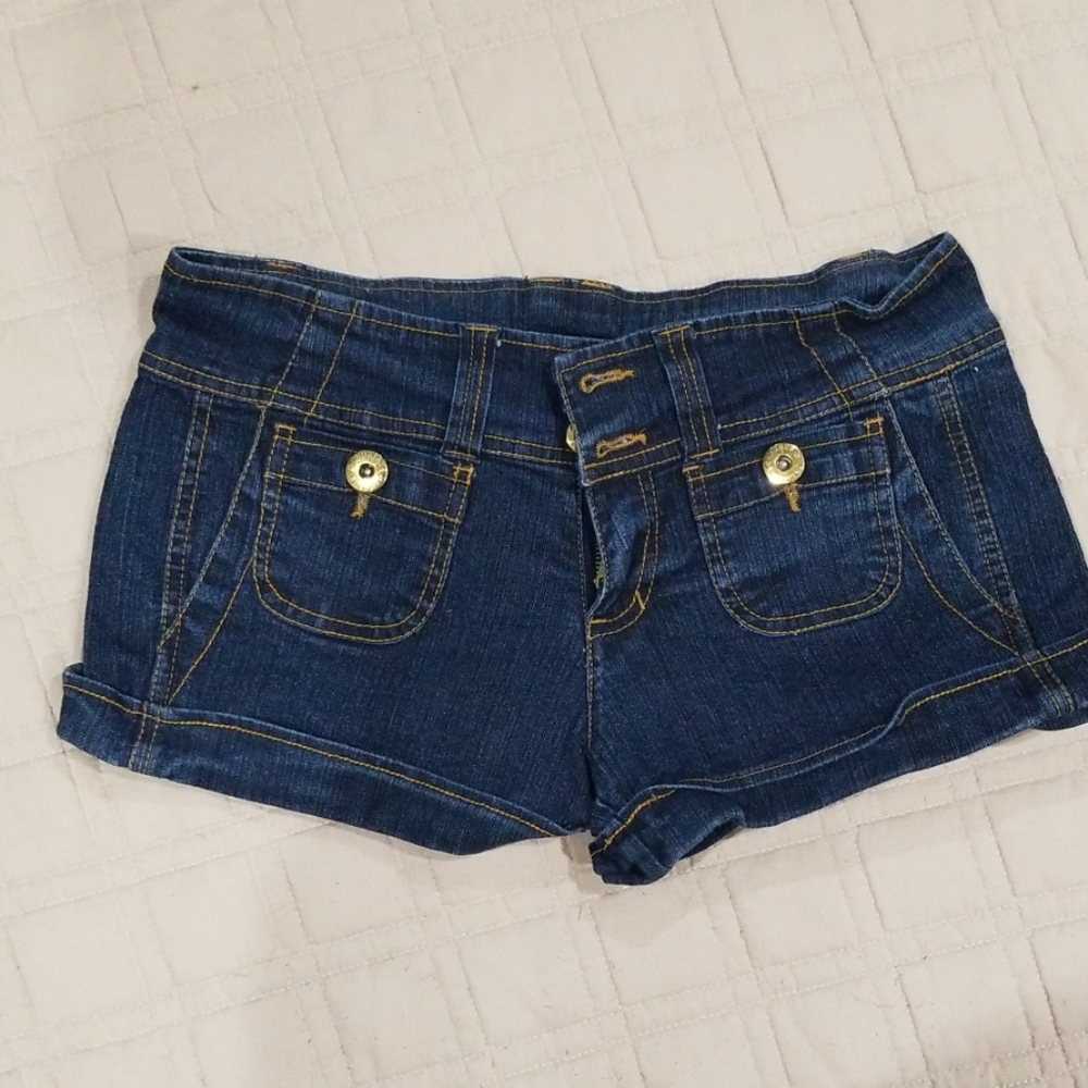 Dark jean pocketed shorts